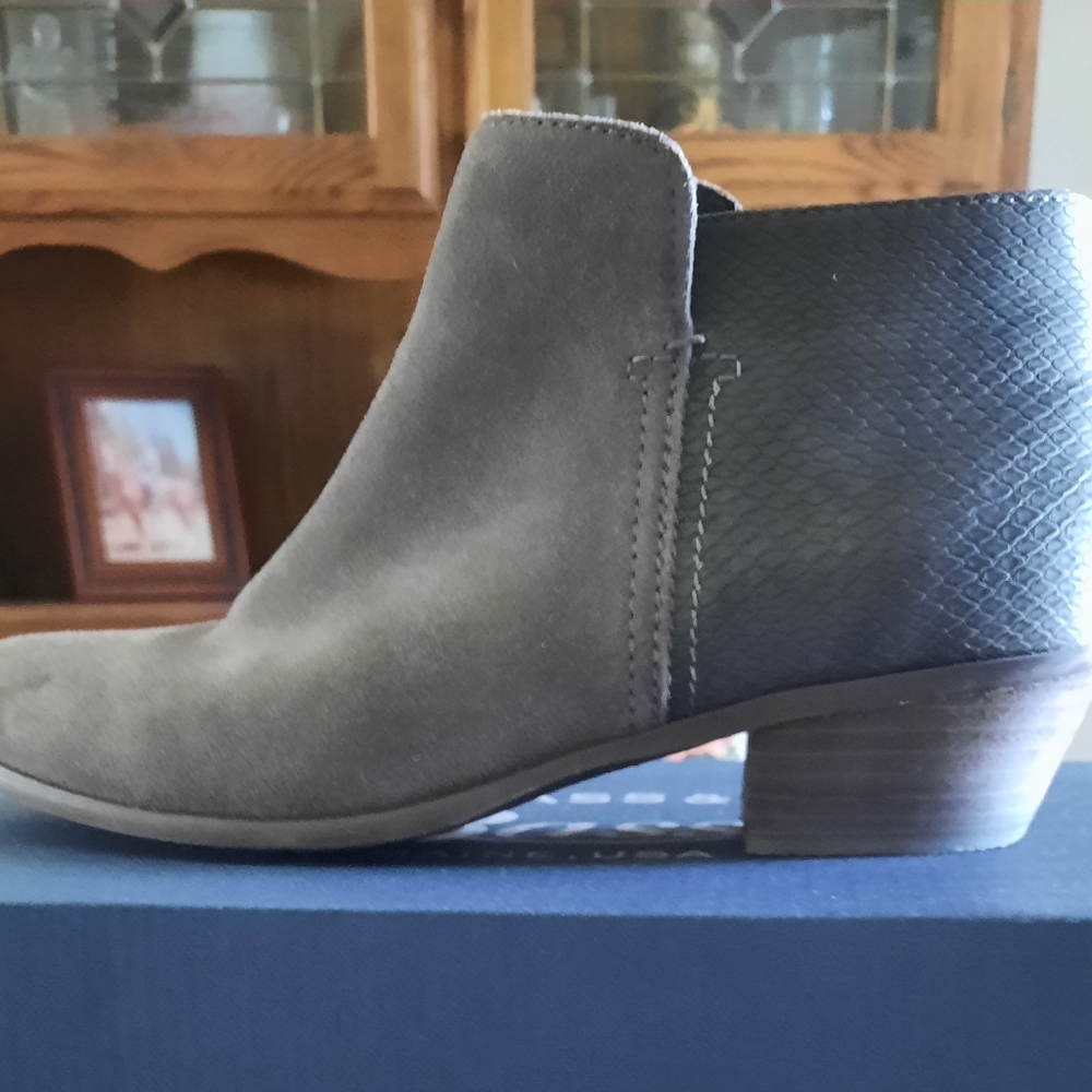 G.H. Bass *Nina* Suede Bootie Sz 9 EUC